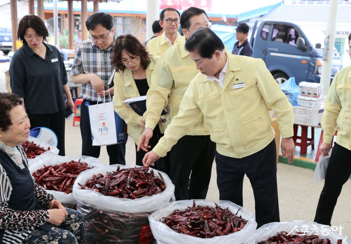 공영민 고흥군수가 지난 1일 동강전통시장을 찾아 상인과 대화를 나누고 있다. 사진제공=고흥군