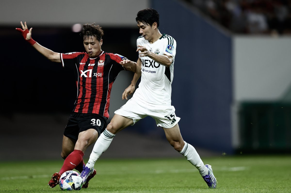 전북 전진우(오른쪽)가 2일 서울과 코리아컵 8강전 원정경기에서 김주성을 상대로 돌파를 시도하고 있다. 사진제공｜한국프로축구연맹