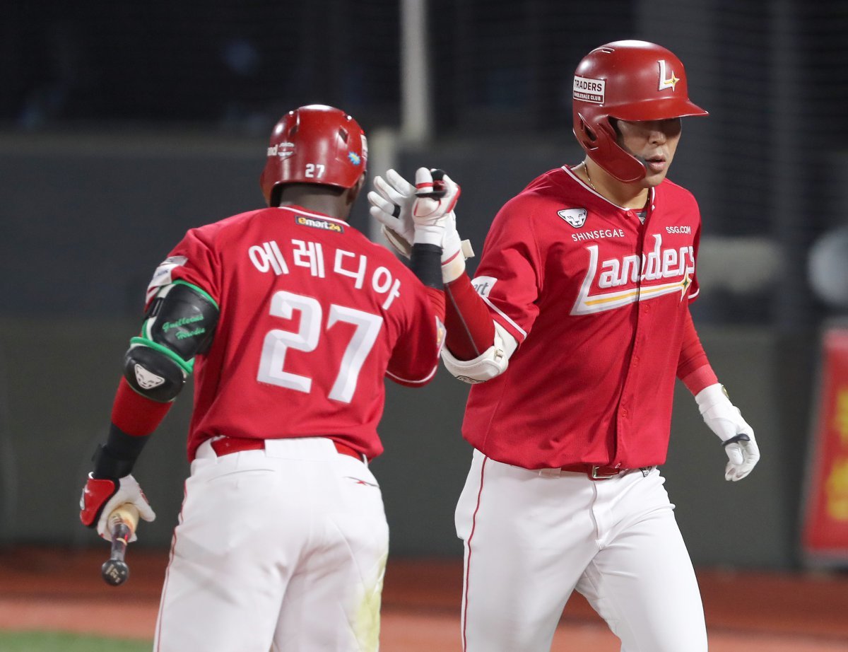 SSG 한유섬(오른쪽)은 2일 광주 KIA와 원정경기에서 4번타자 우익수로 선발출전해 2타수 2안타 1홈런 2타점으로 활약했다. 6월 5홈런으로 뜨거웠던 그는 7월에도 홈런 행진에 시동을 걸었다. 사진제공｜SSG 랜더스