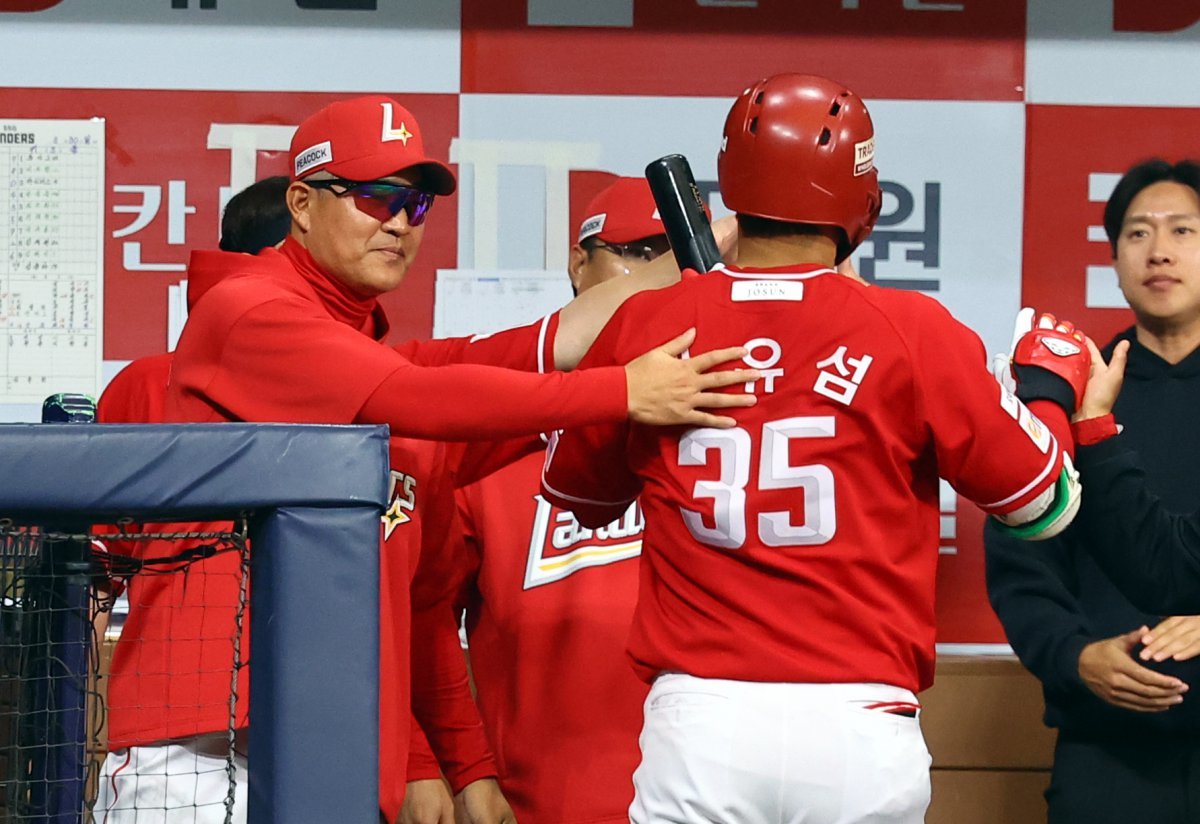 SSG 한유섬(가운데)은 2일 광주 KIA와 원정경기에서 4번타자 우익수로 선발출전해 2타수 2안타 1홈런 2타점으로 활약했다. 6월 5홈런으로 뜨거웠던 그는 7월에도 홈런 행진에 시동을 걸었다.｜뉴시스