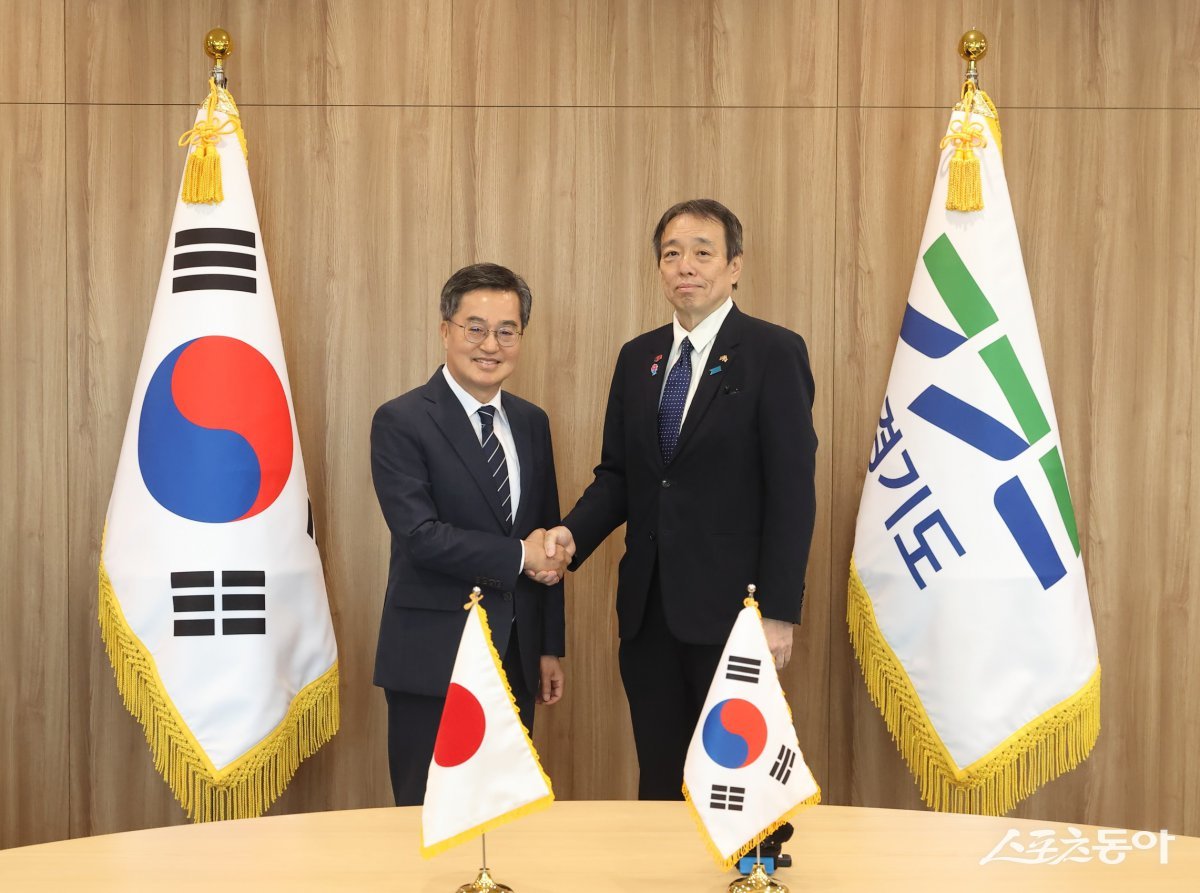 김동연 경기도지사는 2일 오후 경기도청에서 미즈시마 코이치 주한일본대사와 만나 한일 양국의 미래지향적 관계 구축을 위한 협력 방안을 논의했다. 사진제공｜경기도