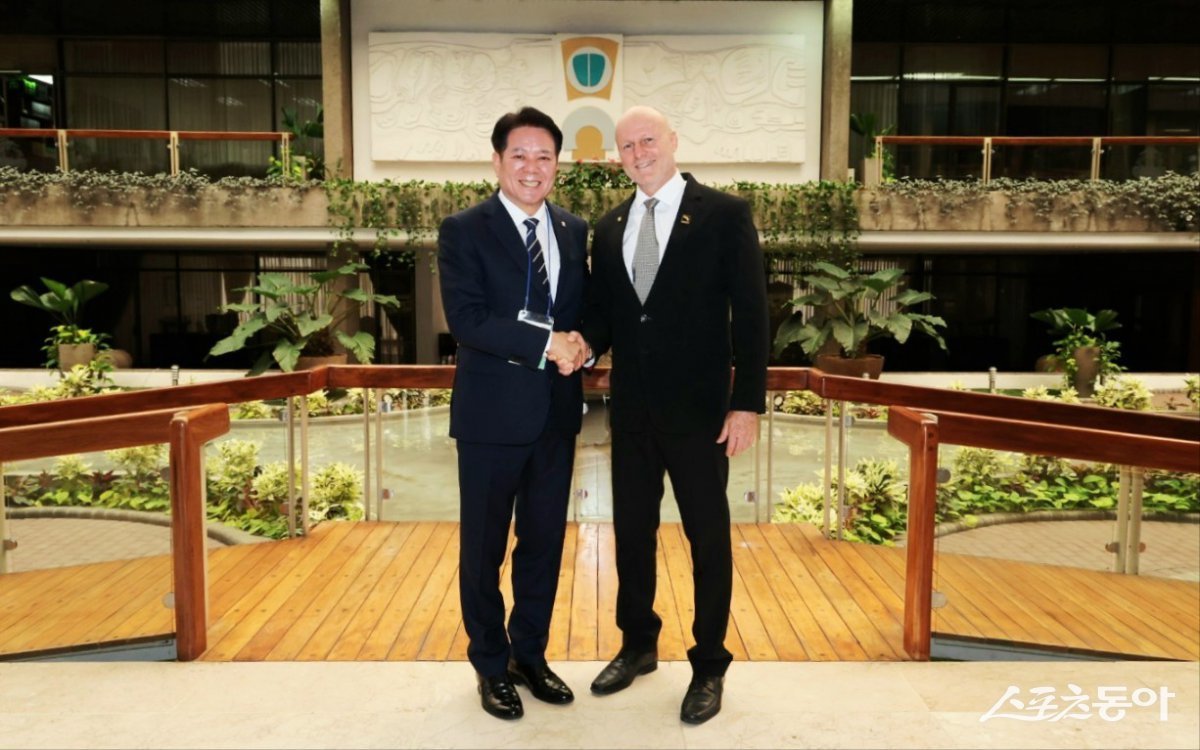 안양시(시장 최대호)를 포함한 한국 지방정부 대표단이 중남미 국가 코스타리카를 방문해 양국 간 실질적인 협력 확대를 위한 외교 행보에 나섰다(최대호 안양시장(왼쪽)과 스테판 브루너 코스타리카 제1부통령). 사진제공|안양시