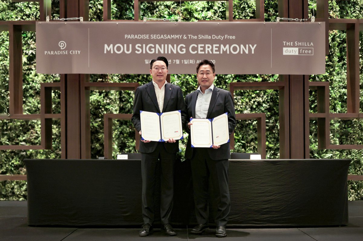 7월 1일 인천 영종도 파라다이스시티에서 열린 업무협약식에 참석한 최종환 파라다이스 대표이사(왼쪽)과  김준환 호텔신라 TR부문 부문장               사진제공 ｜파라다이스시티