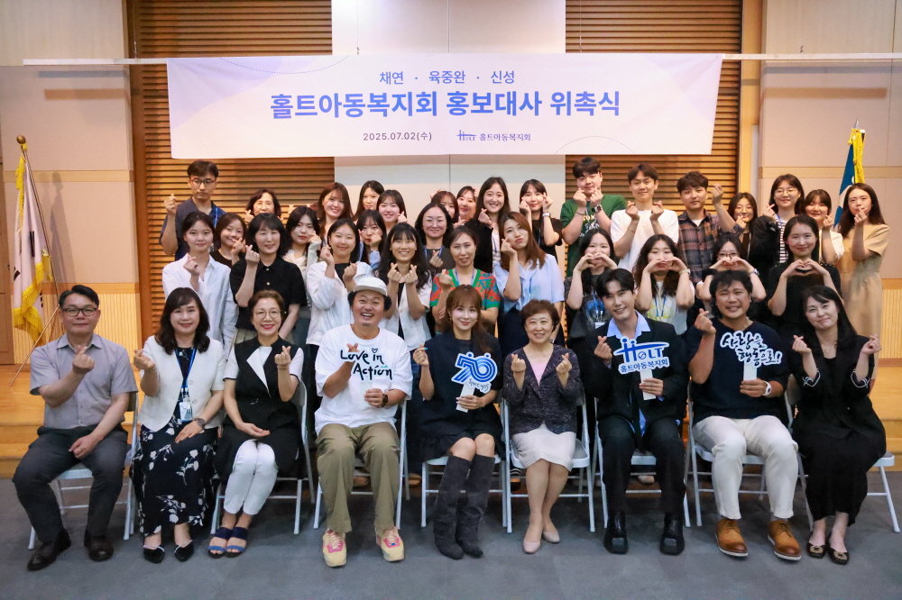 홀트아동복지회는 2일 가수 채연·신성·육중완 등 방송계 및 문화예술계에서 활발히 활동 중인 스타 3인을 신규 홍보대사로 위촉했다. 위촉식 후 단체사진을 찍는 모습. 사진제공ㅣ홀트아동복지회