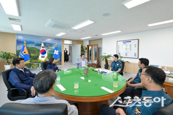 김광열 영덕군수가 산불피해 복구 유공자들을 표창하고 감사의 말을 전하고 있다. 사진제공 ㅣ 영덕군