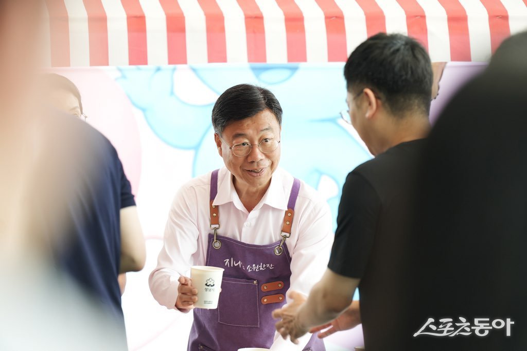 신상진 시장이 3일 시청에서 민선 8기 취임 3주년을 맞아 직원들을 위한 커피를 직접 제공하고 있다. 사진제공ㅣ성남시