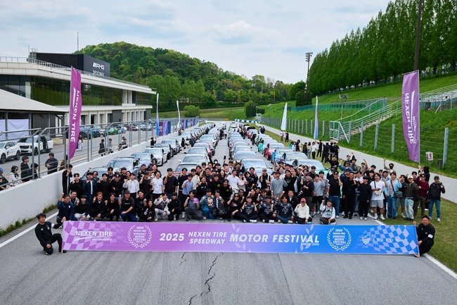 넥센타이어가 주최한 ‘넥센타이어 스피드웨이 모터 페스티벌’ 2라운드가 5일 경기도 용인 에버랜드 스피드웨이에서 성황리에 열렸다. 이 행사는 단순한 브랜드 홍보를 넘어 고객 체험 중심의 ‘브랜드 경험 마케팅’으로 진화하며 모터스포츠 대중화에 기여하고 있다. 사진제공 ｜넥센타이어