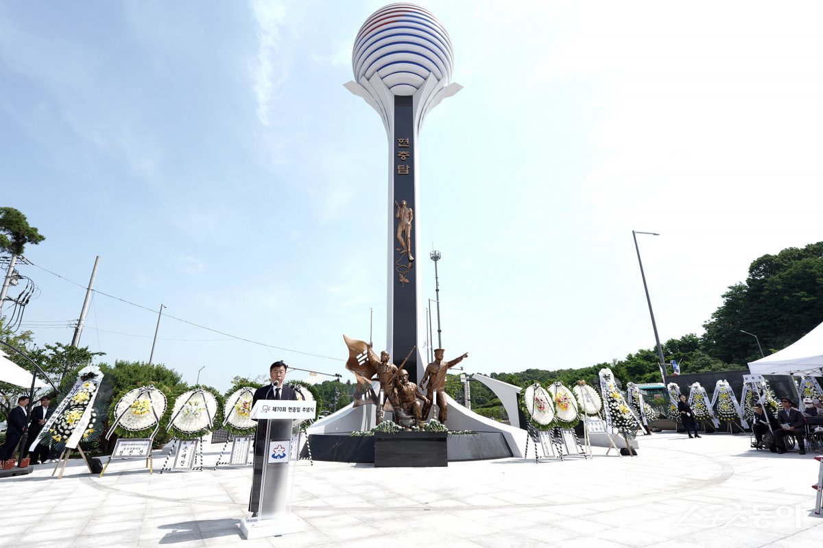 신상진 시장이 제70회 현충일을 맞이해 성남시청 내 부지로 새롭게 이전된 현충탑 앞에서 추념사를 낭독하고 있다. 사진제공ㅣ성남시