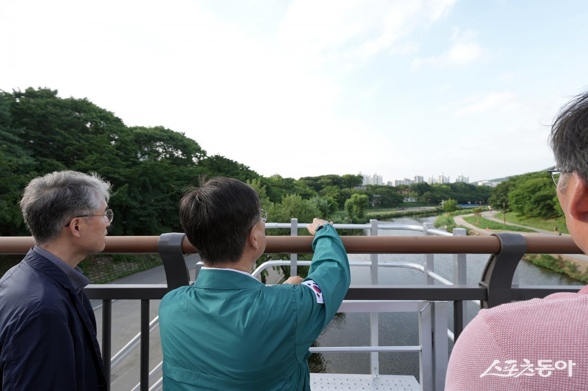 신상진 시장이 5일 탄천보도교를 방문해 현장점검을 벌이고 있다. 사진제공ㅣ성남시