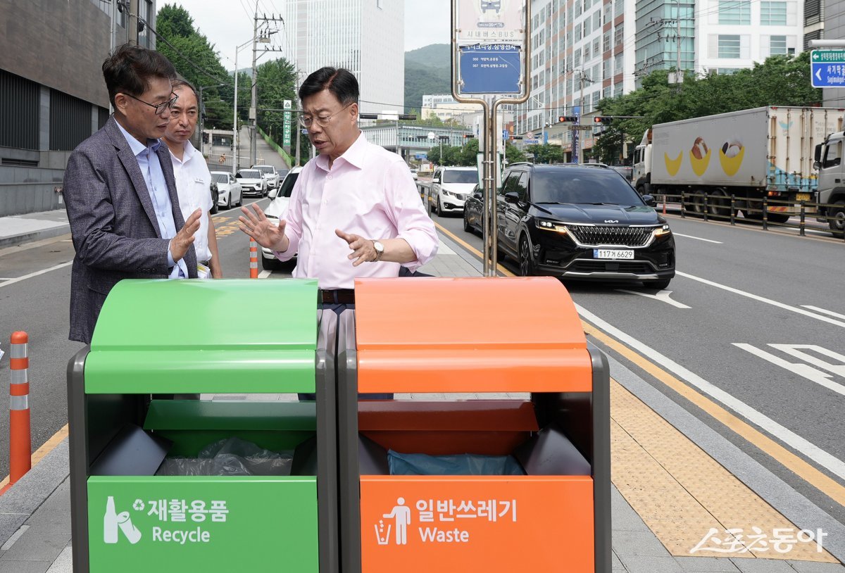 신상진 시장이 지난 6월 27일 거리에 설치한 쓰레기통에 대한 점검을 벌이고 있다. 사진제공ㅣ성남시