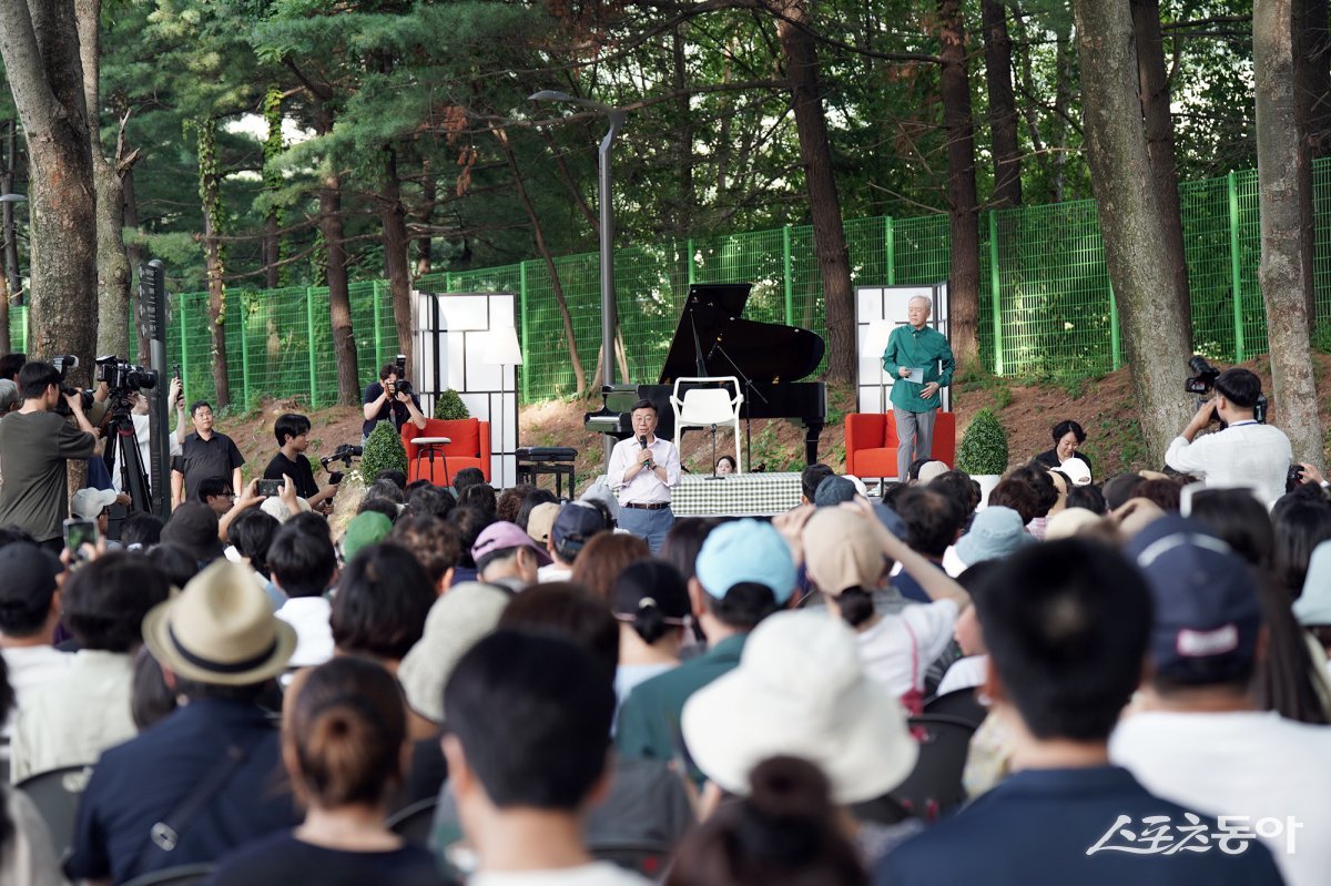 신상진 시장이 5일 오후 성남물빛정원에서 열린 첫 번째 시민 초청 음악회 ‘금난새의 한여름밤 콘서트’에서 인사말을 하고 있다. 사진제공ㅣ성남시