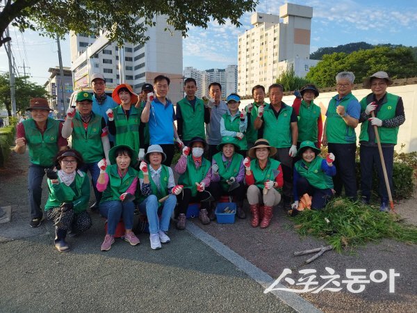 김천시 대곡동새마을지도자협의회와 부녀회가 재활용품 수거 및 환경정화 활동을 펼쳤다. 사진제공 ㅣ 김천시