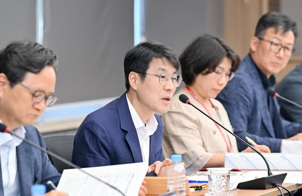 김정기 대구시장 권한대행(왼쪽에서 2번째)이 간부회의에서 민생경제 회복 특별지시를 하고 있다. 사진제공 ㅣ 대구시