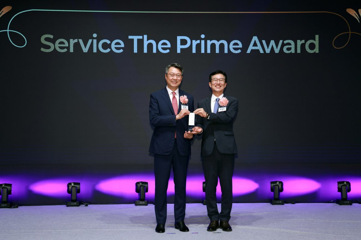 백현 롯데관광개발 대표이사 사장(왼쪽)과 문동민 한국표준협회 회장 사진제공|롯데관광개발