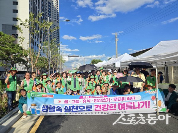 대구시 남구청이 본격적 무더위를 맞아 ‘얼음 생수 및 부채 나눔 캠페인을 하고 있다. 사진제공 ㅣ 대구 남구