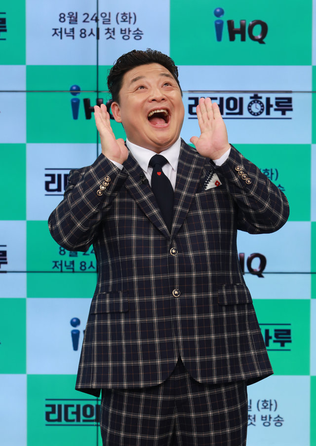 [서울=뉴시스] 박진희 기자 = 윤정수가 18일 IHQ 예능 ‘리더의 하루’ 온라인 제작발표회에 참석해 포토타임을 갖고 있다. (사진=IHQ 제공) 2021.08.18. photo@newsis.com *재판매 및 DB 금지