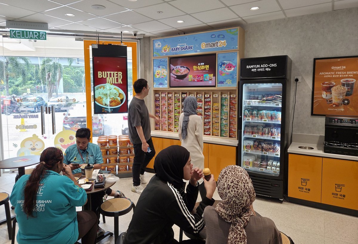 이마트24가 해외로 영토를 넓히며 ‘K-편의점’으로 도약 중이다. 말레이시아 100호점인 ‘코타다만사라점’ 전경. 사진제공｜이마트24