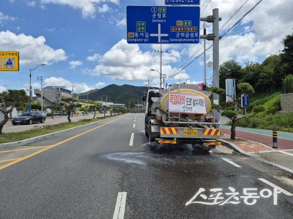 대구 군위군이 폭염 대응을 위한 살수차 운행을 조기 실시하고 있다. 사진제공 ㅣ 군위군