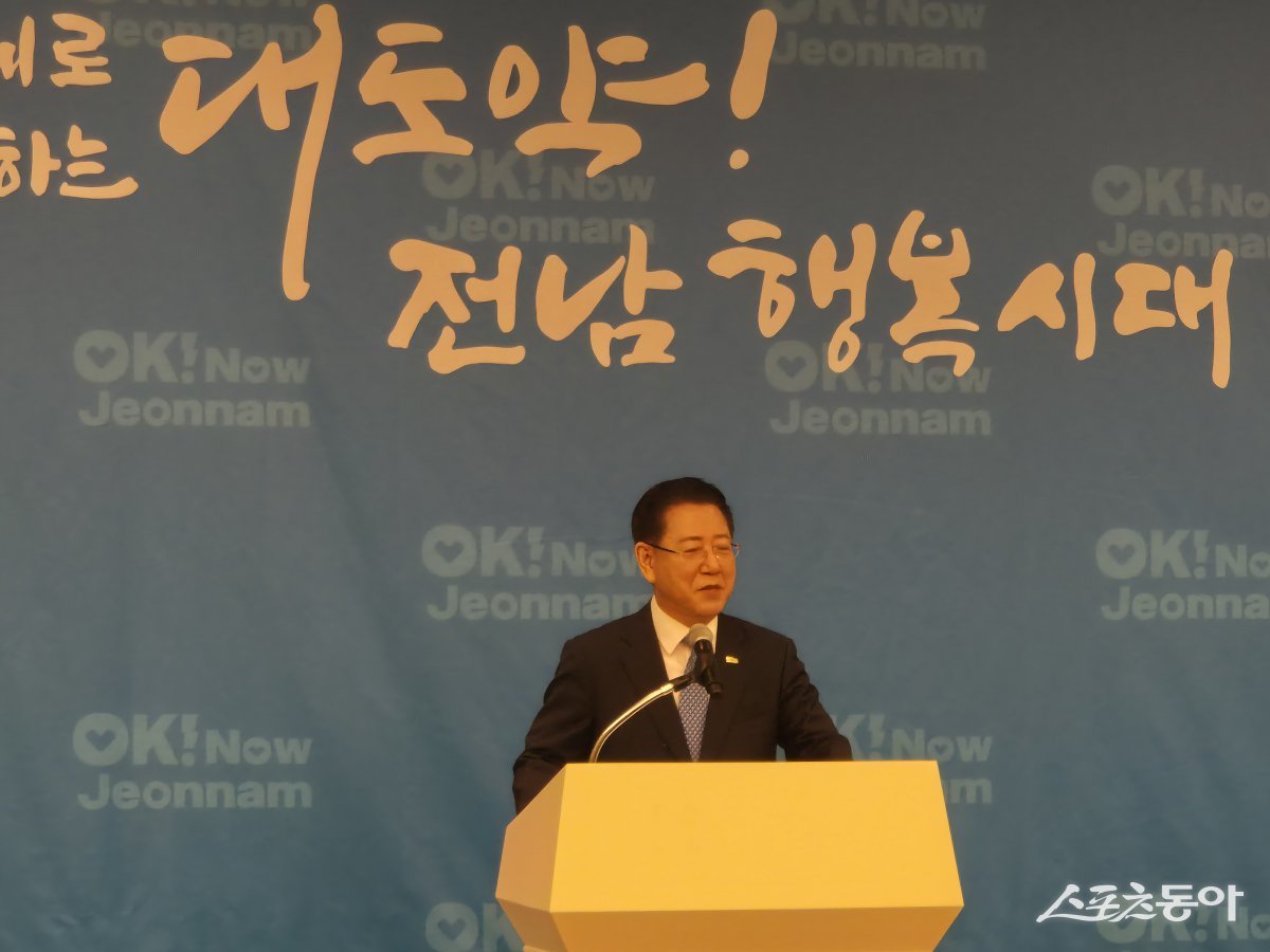 김영록 전남도지사가 8일 오전 순천 에코그라드호텔에서 열린 민선 8기 출범 3년 기자간담회에서 인사말을 하고 있다. 사진제공=양은주 기자