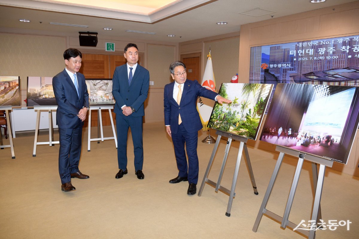 강기정 광주광역시장이 8일 오전 시청 비즈니스룸에서 열린 ‘광주 복합쇼핑몰 더현대 광주 관련 착공보고회’에 앞서 정지영 현대백화점 대표이사, 나원중 더현대 광주 법인장 등과 함께 착공 계획, 비전 및 로드맵 등에 대해 논의하고 있다. 사진제공=광주광역시