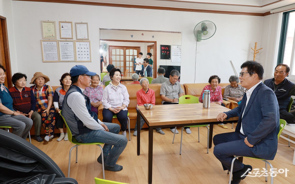 이상익 함평군수가 최근 무더위 취약 현장인 대동면 용성리 구룡마을 회관을 방문한 모습. 사진제공=함평군
