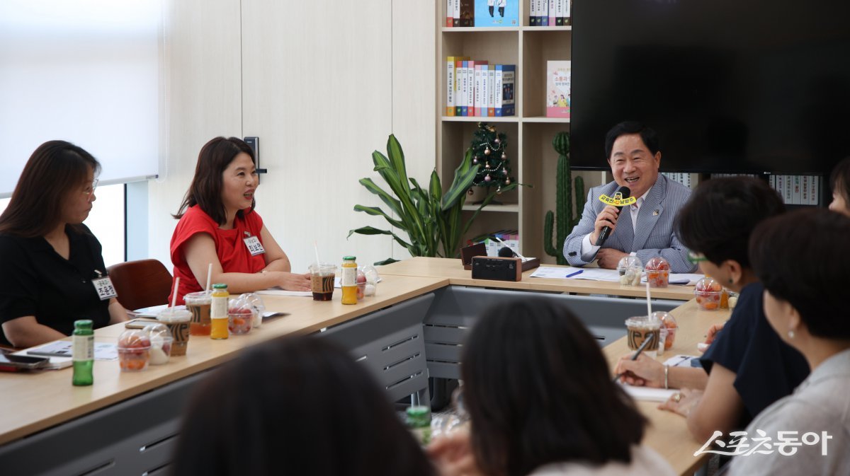 주광덕 시장이 8일 정약용도서관 1층 휴먼북 라이브러리에서 ‘고등학교 학부모회장단에게 인사말을 하고 있다. 사진제공ㅣ남양주시