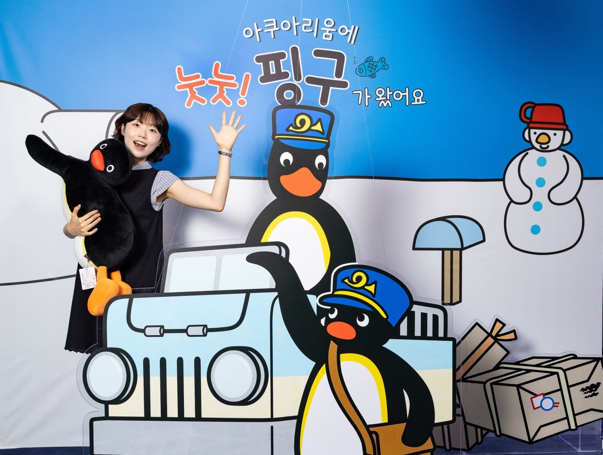 롯데월드 아쿠아리움의 핑쿠 포토존. 롯데월드 아쿠아리움은 여름을 맞아 글로벌 인기 펭귄 캐릭터 핑구와 협업한 이벤트를 진행한다 사진제공|롯데월드 아쿠아리움