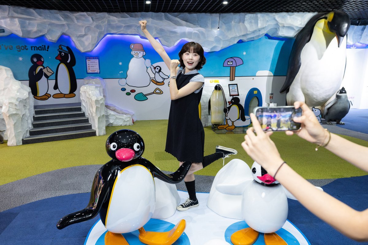 롯데월드 아쿠아리움 극지방존의 포토존. 핑구와 아쿠아리움에서 만날 수 있는 훔볼트 펭귄 조형물이 함께 있어 재미있는 사진을 찍을 수 있다 사진제공|롯데월드 아쿠아리움