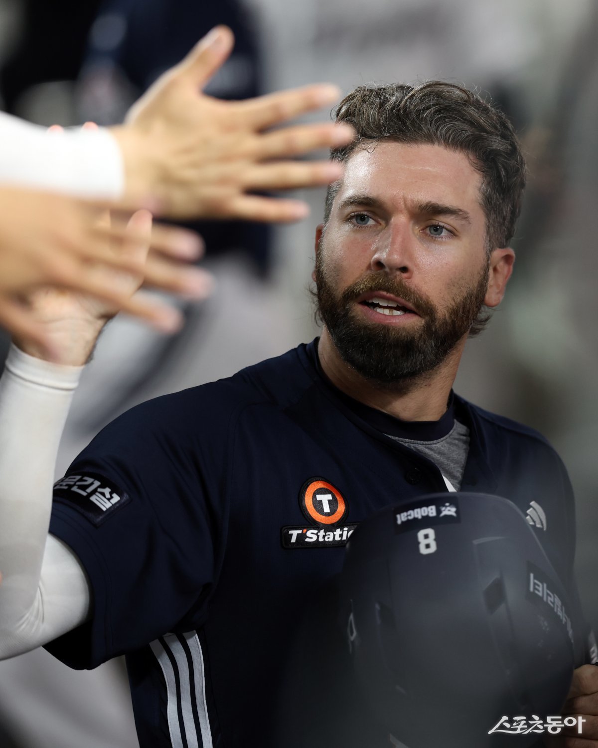 두산 제이크 케이브가 8일 사직구장에서 열린 롯데와 원정경기에서 홈런 두 방을 포함한 3안타 맹타로 팀의 8-5 승리를 이끌었다. 두산은 케이브의 활약에 힘입어 3연승을 달렸다. 사진제공｜두산 베어스