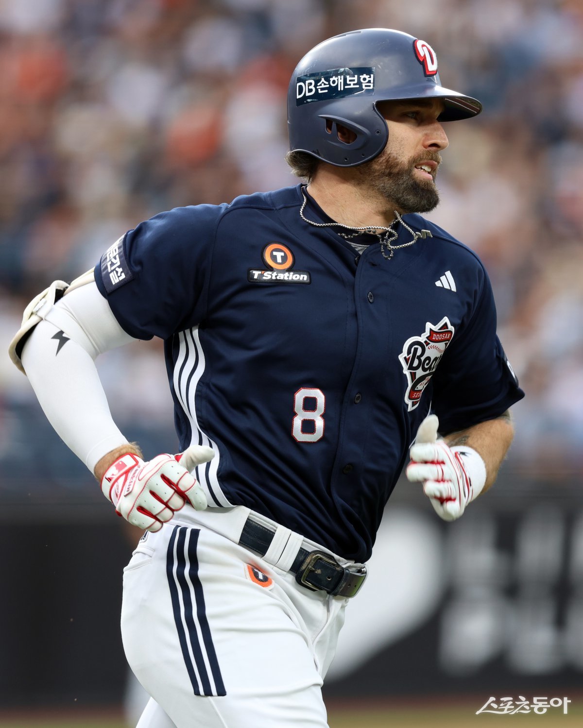 두산 제이크 케이브가 8일 사직구장에서 열린 롯데와 원정경기에서 홈런 두 방을 포함한 3안타 맹타로 팀의 8-5 승리를 이끌었다. 두산은 케이브의 활약에 힘입어 3연승을 달렸다. 사진제공｜두산 베어스