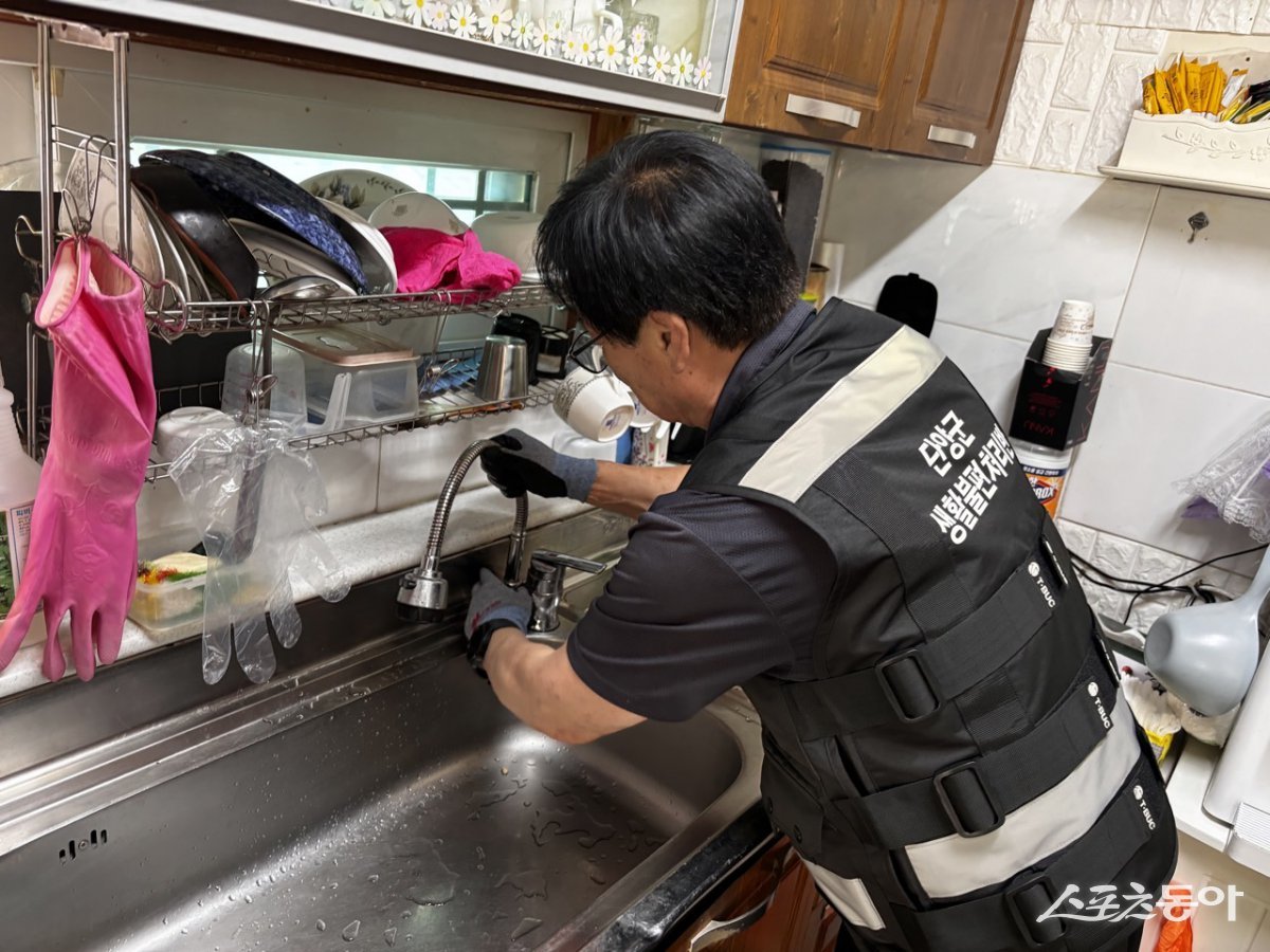 생활불편처리반은 지난 1년간 총 1,572가구를 대상으로 3,738건의 생활 민원을 해결했다. 사진제공｜단양군