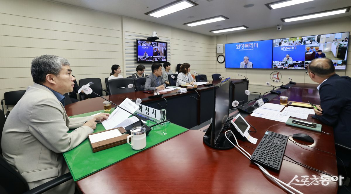 정구원 화성특례시 제1부시장이 8일 민생회복 소비쿠폰 지급 관련 읍면동장 영상회의를 주재하고 있다. 사진제공｜화성시