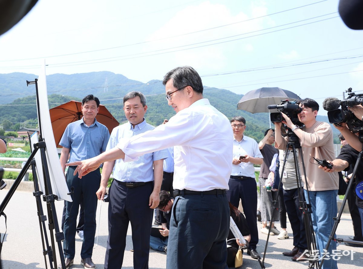 경기도 김동연 지사는 지난 8일 ‘서울~양평고속도로’ 사업 종점 부지인 양평군 양서면 청계리(54‑1)를 전격 방문해 현장을 점검하고있다. 사진제공｜경기도