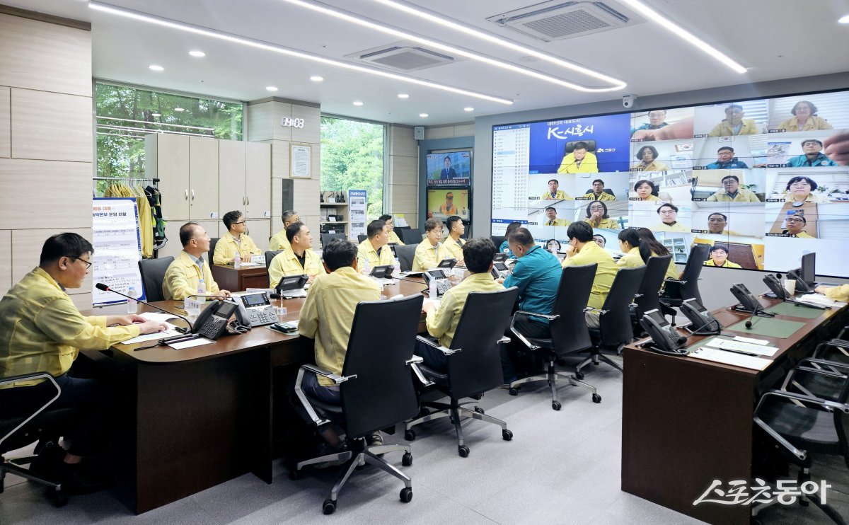 시흥시(시장 임병택)는 지난 8일 시청 재난안전상황실에서 폭염 대응을 위한 긴급 점검회의를 열고, 연일 이어지는 폭염으로부터 시민 안전을 지키기 위한 총력 대응에 나섰다. 사진제공｜시흥시