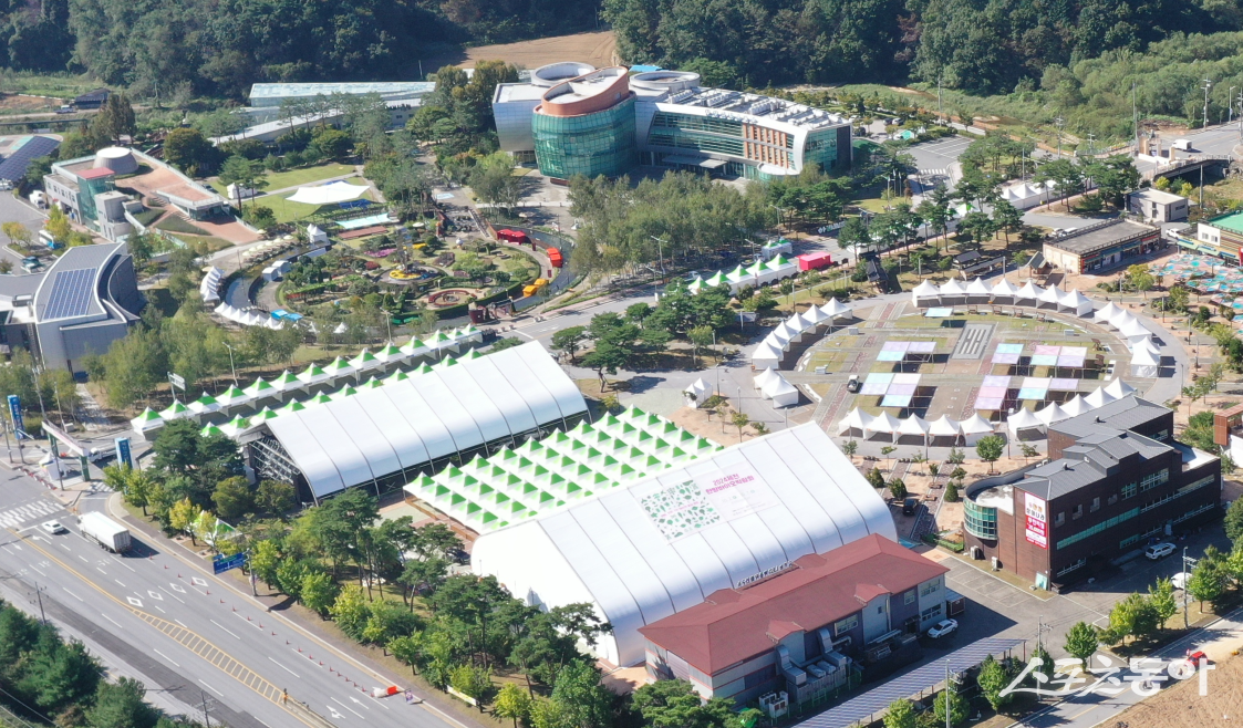 오는 9월 20일 개막하는 ‘2025 제천국제한방천연물산업엑스포’에 국내외 천연물 분야 전문가 3,200명이 참석해 충청북도와 제천시의 천연물 산업 발전 방향을 모색한다(엑스포장 전경). 사진제공｜제천시