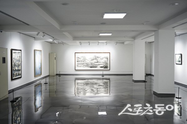 청송군이 군립청송야송미술관에서 ‘일상으로 스며드는 미술 산책’ 전시회를 개최한다. 사진제공 ㅣ 청송군