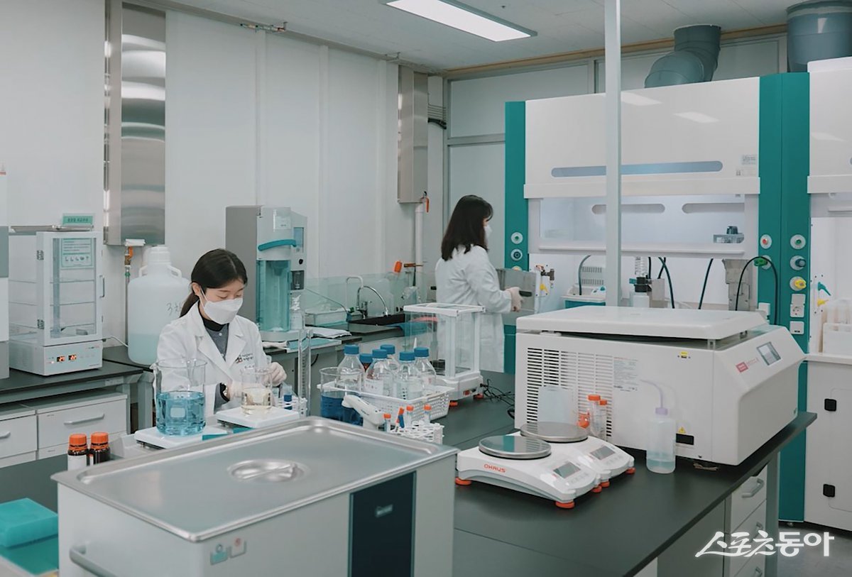 성남식품연구개발지원센터 소속 연구원들이 식품분석을 하고 있다. 사진제공ㅣ성남시