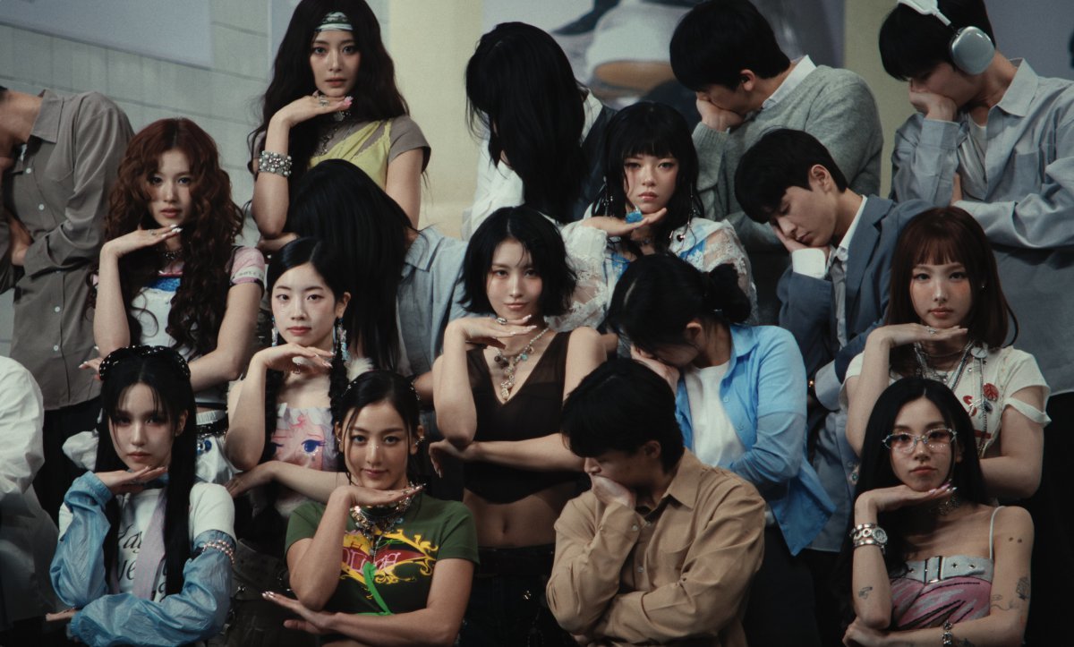 트와이스가 신곡 ‘THIS IS FOR’ 두 번째 티저를 통해 당당한 눈맞춤 퍼포먼스를 선보이며 정규 4집에 대한 기대감을 높였다. 사진제공 | JYP