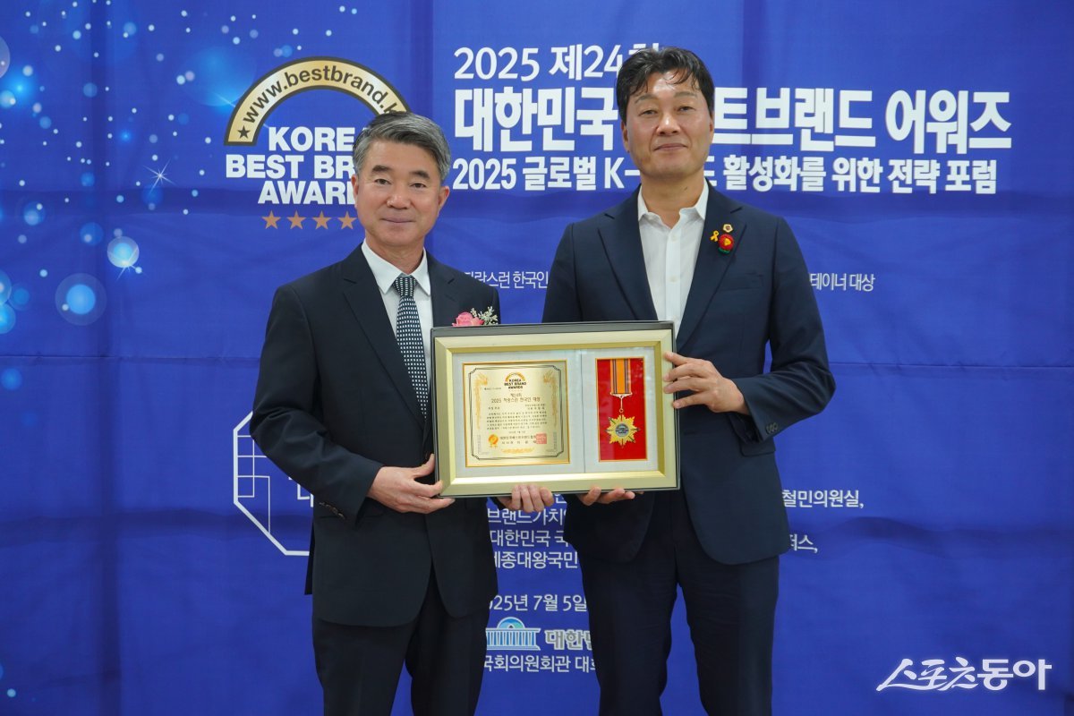 서동욱 전남도의원이 최근 서울 국회의원회관에서 열린 ‘2025대한민국베스트브랜드어워즈’에서 ‘자랑스런 한국인 대상’을 수상했다. 사진제공=전남도의회