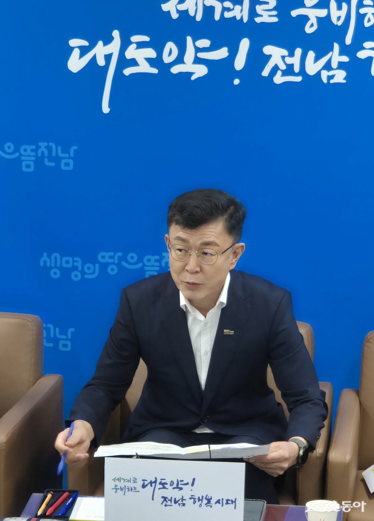 전창우 도 친환경수산과장이 9일 오전 도청 지방기자실에서 연안 고수온주의보 발령 대응 브리핑을 진행하고 있다. 사진제공=양은주 기자