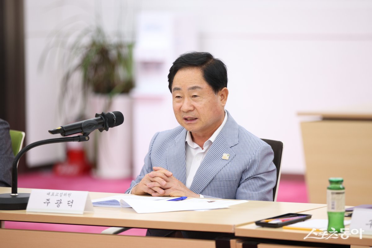 주광덕 시장이 2025년 공무원노조 단체교섭 상견례에서 인사말을 하고 있다. 사진제공ㅣ남양주시