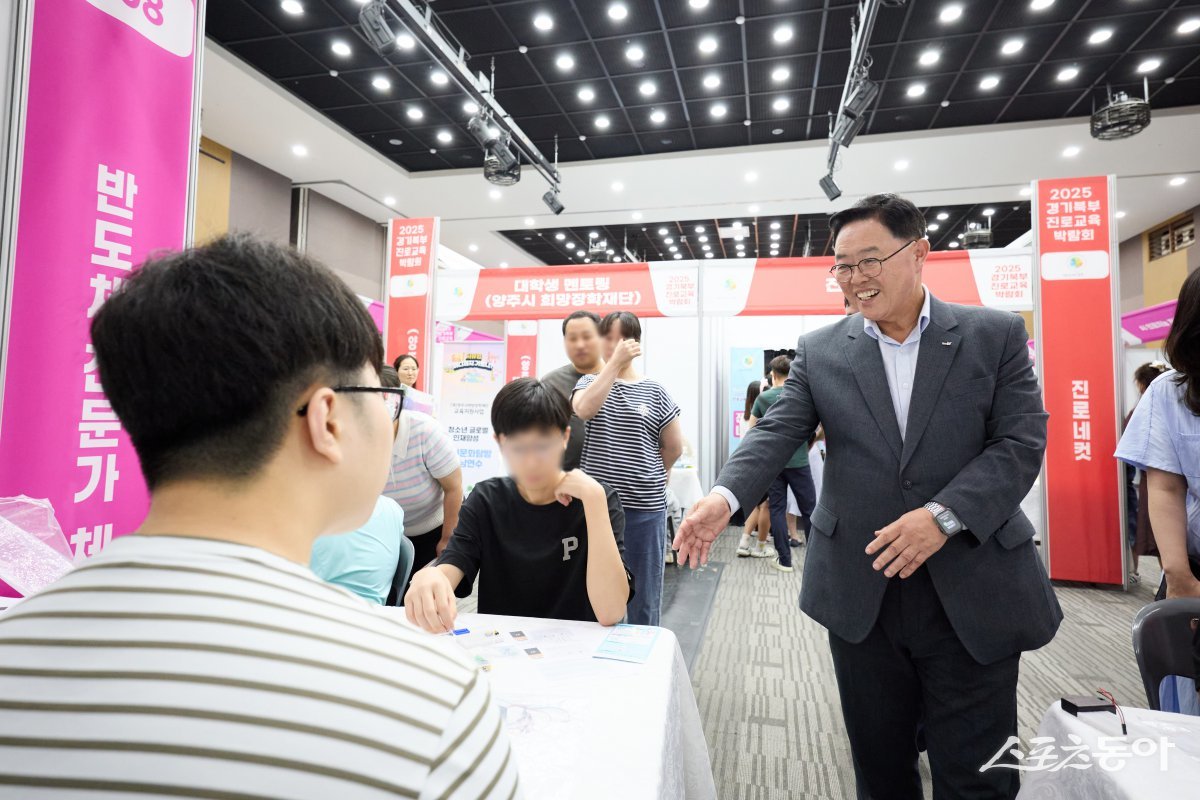 강수현 시장(오른쪽)이 8일 경기섬유종합지원센터에서 청소년 진로 탐색 지원을 위한 2025년 경기북부 진로교육박람회’에서 학생ㅇ르 격려하고 있다.  사진제공ㅣ양주시