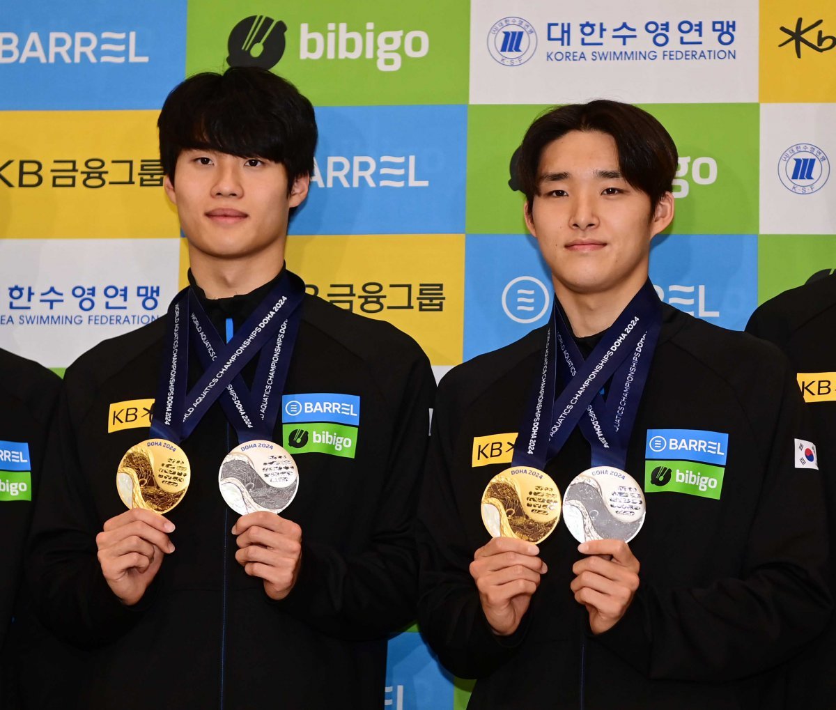 한국수영은 11일부터 싱가포르에서 열릴 2025세계수영선수권대회에서 재도약을 노린다. 주축 선수인 황선우(왼쪽)와 김우민이 개인 종목은 물론, 남자 계영 800m에서도 제 몫을 하면 2024파리올림픽에서 부진을 씻어낼 수 있다. 사진은 지난해 2월 카타르 도하 세계수영선수권대회에서 역대 최고성적을 작성한 뒤 귀국한 모습. 스포츠동아DB