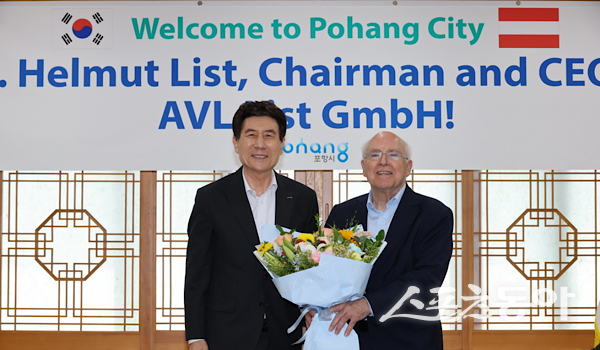 9일 포항시청 대외협력실에 세계 최대 파워트레인 기업인 AVL의 헬무트 리스트 회장을 비롯한 글로벌 핵심 경영진이 방문해 기념촬영을 하고 있는 모습. (좌)이강덕 포항시장, (우)헬무트 리스트 AVL 회장. 사진제공ㅣ포항시