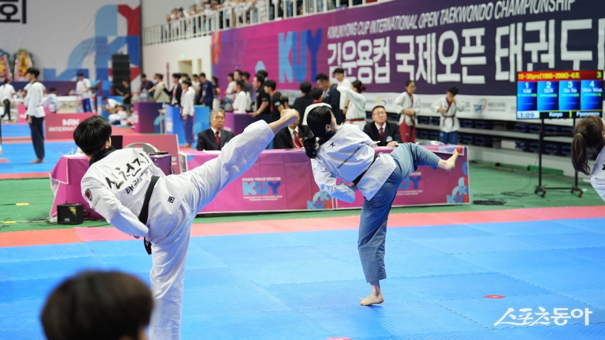 지난 5일 부산광역시 기장실내체육관에서 진행된 ‘2025 김운용컵 국제오픈태권도대회’에 참가한 신천지 태권도 대표팀 신우주 선수(왼쪽)가 품새 경기에서 고려품새를 시연하는 중 옆차기 동작을 하고 있다. (사진제공=신천지예수교회)
