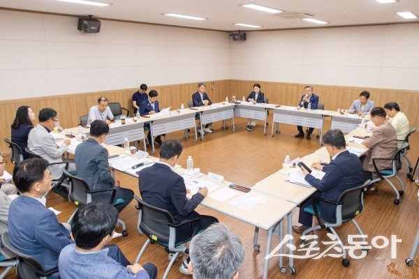 경북도의회 문화환경위원회가 2025 APEC 정상회의 준비상황 점검 간담회를 하고 있다. 사진제공 ㅣ 경북도의회