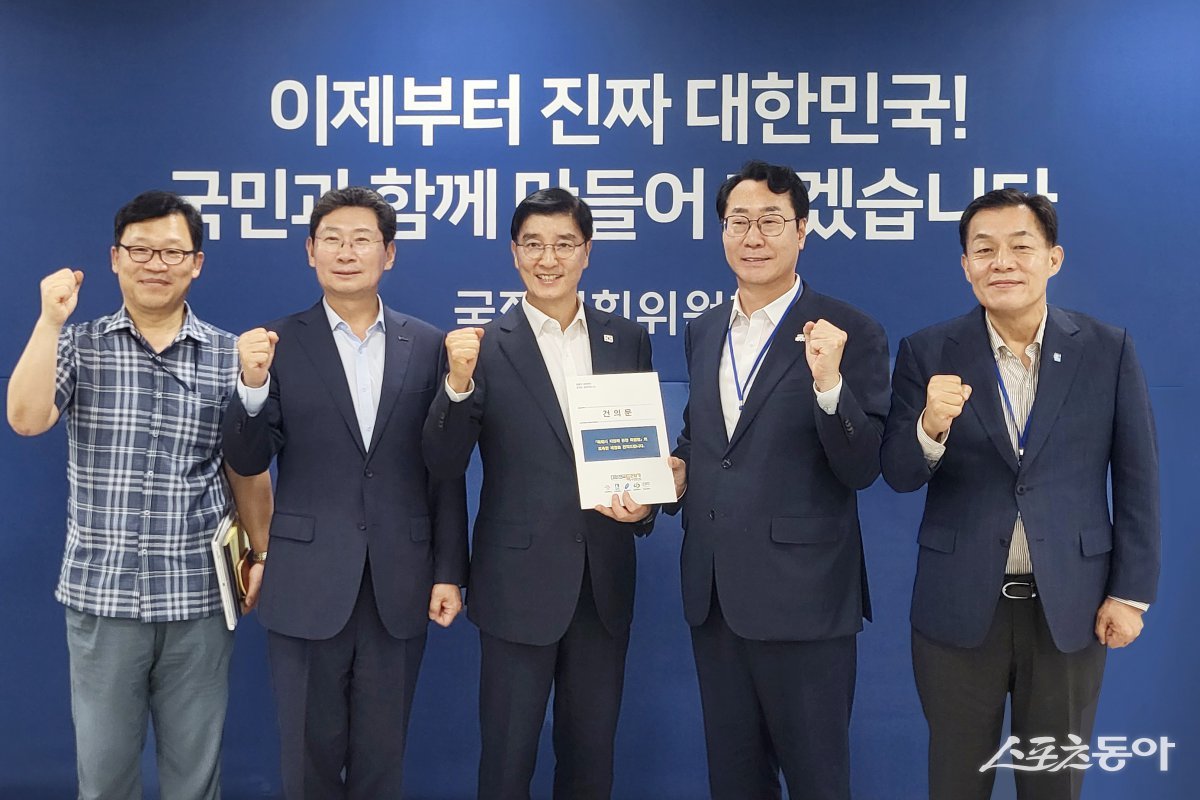 특례시 지원에 관한 특별법 제정 촉구 건의문’ 전달 후 (오른쪽부터 이재준 수원시장, 정명근 화성시장, 국정기획위원회 이해식 정치행정분과장, 이상일 용인시장, 행정안전부 나채목 자치분권지원과장)이 함께하고 있다. 사진제공｜수원시