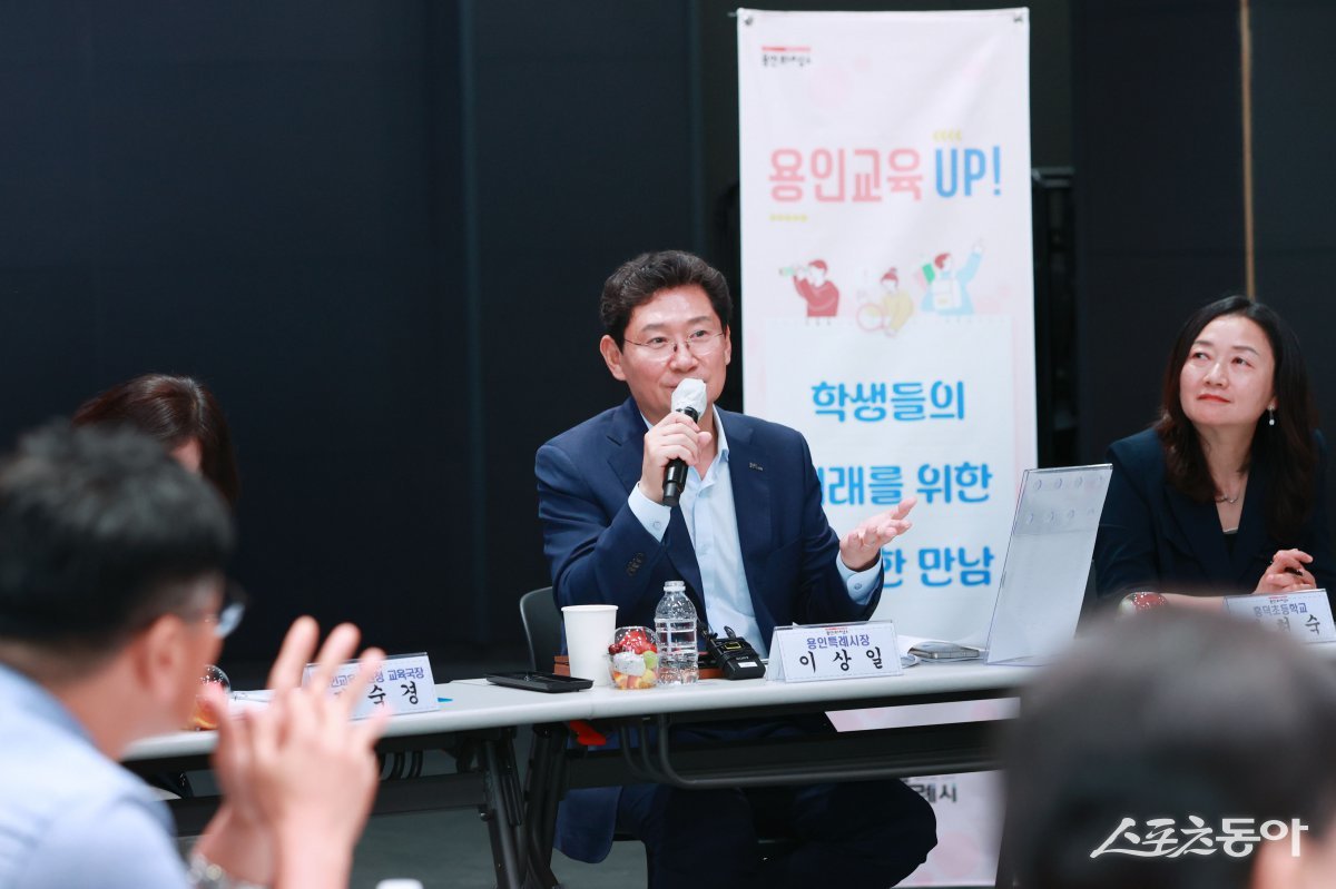 지난 9일 기흥구 중동 ‘용인미디어센터’에서 이상일 시장이 기흥구 지역 초등학교 교장들과 교육환경 개선을 위한 간담회를 열고 의견을 나눴다. 사진제공｜용인시