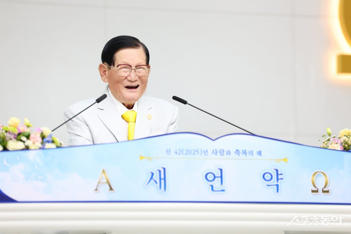 지난 9일 신천지 부산교회를 방문한 이만희 총회장이 정오 예배에서 설교하고 있다. (사진 제공 = 신천지 부산교회)