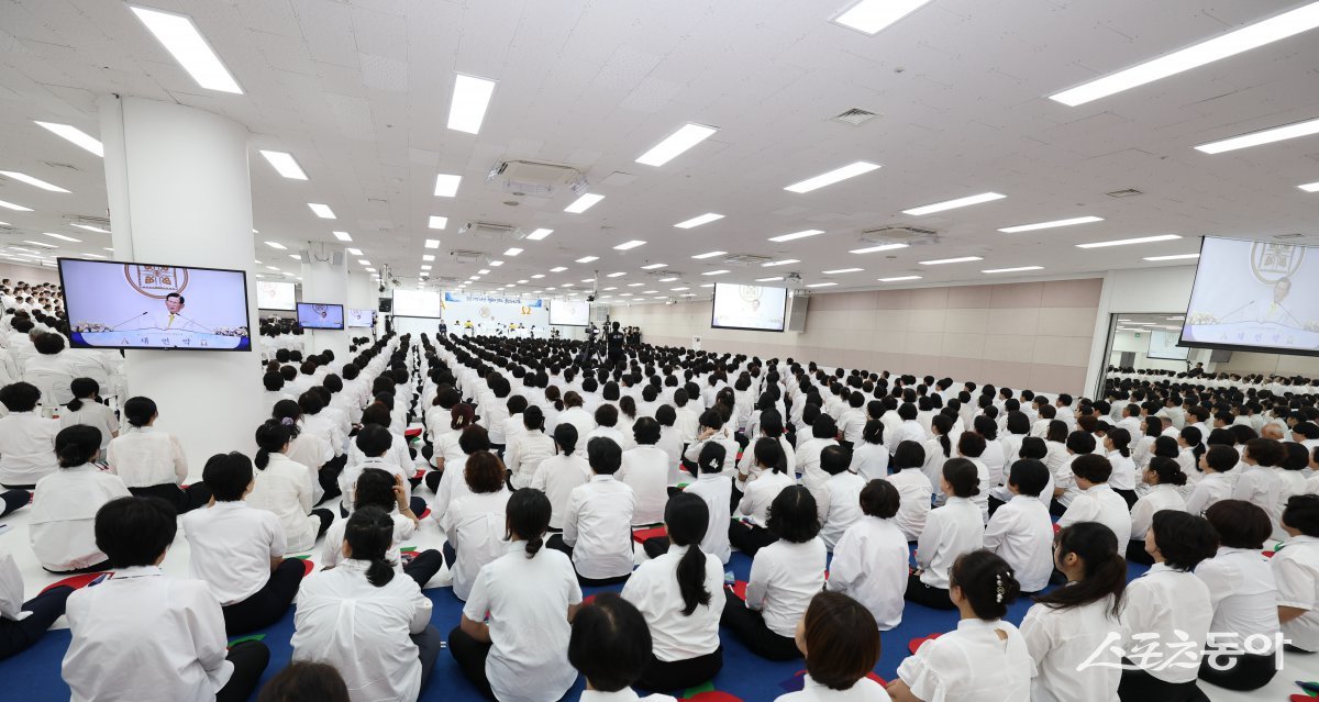 9일 이만희 총회장이 신천지 부산교회를 방문한 가운데 성도들이 이 총회장의 예배 설교를 경청하고 있다. (사진 제공 = 신천지 부산교회)